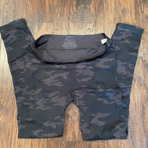 Spanx Camo Leggings Look at me Now - Picture 2 of 3